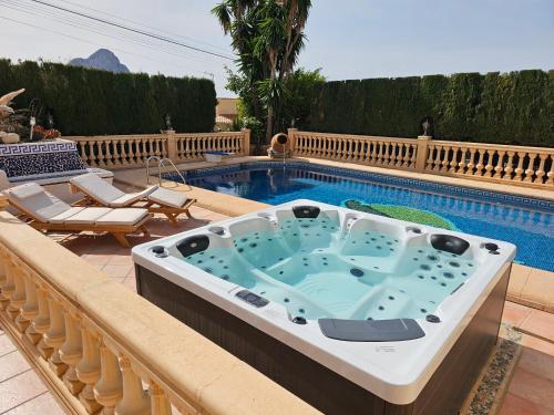 Luxury Villa - pool, hot tub, aircon, TVs, home cinema, office, Gbit Internet, sports equipment