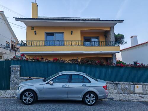 un coche aparcado frente a una casa en Villa dos castanheiros, en Cascais
