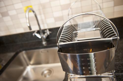 a juicer sitting on a kitchen counter next to a sink at Harbourside Apartments with Private Parking in Scarborough