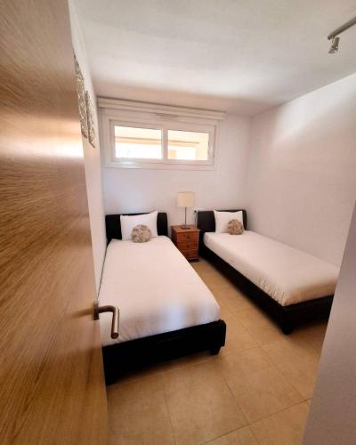 Habitación con 2 camas y ventana en Thistle 2.0b, en Murcia