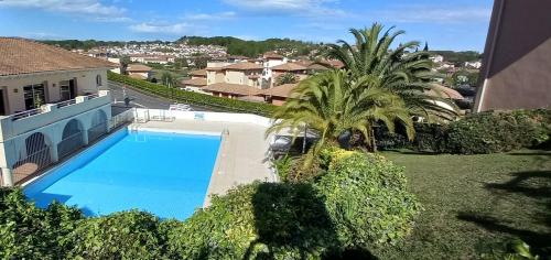 - une vue sur la piscine dans la cour dans l'établissement Studio avec piscine, 600m plage, à Ciboure