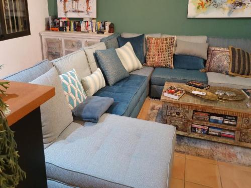 Luxury Villa - pool, hot tub, aircon, TVs, home cinema, office, Gbit Internet, sports equipment