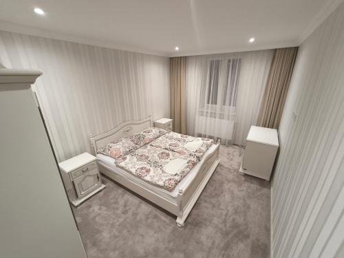 una camera con un letto e due comodini di ApartmanyHurbanova1 a Bardejov