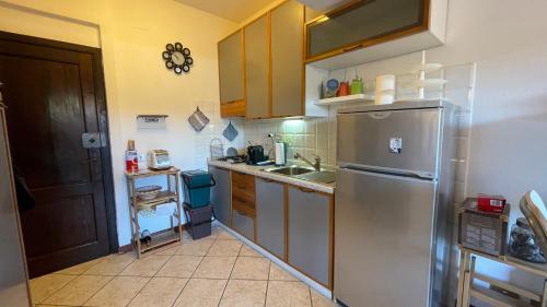 卡斯蒂利翁切洛的住宿－Fattoria Nel Parco，厨房配有冰箱和水槽