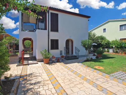 een groot wit huis met een stenen oprit bij Ferienwohnung für 4 Personen ca 45 qm in Valbandon, Istrien Istrische Riviera - b54955 in Valbandon