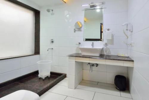 a bathroom with a sink and a mirror at Goroomgo Abhinandan Mall Road Mussoorie - Luxury Room - Excellent Customer Service Awarded - Best Seller in Mussoorie