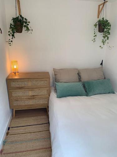 una camera con un letto con comodino e un letto sidx sidx di Casita privada ad Alpedrete