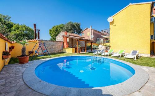 een zwembad in de tuin van een huis bij Ferienwohnung für 5 Personen ca 60 qm in Mali Vareski, Istrien Südküste von Istrien in Mali Vareški