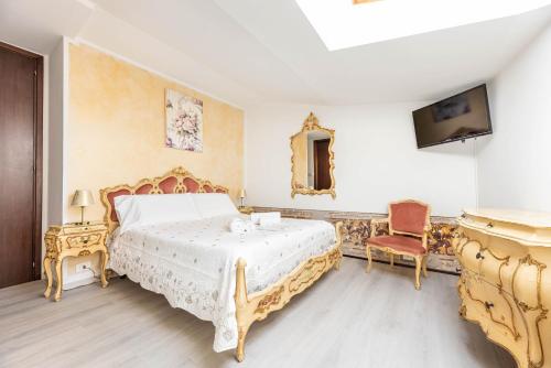 - une chambre avec un lit, une télévision et une chaise dans l'établissement Residenza Bra Verona, à Vérone