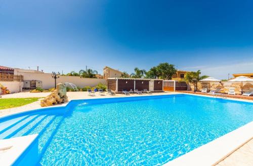 בריכת השחייה שנמצאת ב-Ferienhaus mit Privatpool für 8 Personen ca 160 qm in Marausa, Sizilien Provinz Trapani או באזור