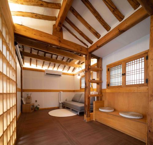 ソウルにあるLuxury hanok with private bathtub - SW02の木製の天井の客室で、ベッドルーム1室(二段ベッド付)