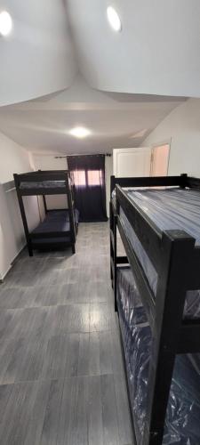 Tigzirt的住宿－Immeuble Thala Duplex 135 m²，帐篷内带两张双层床的客房