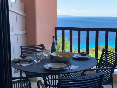 un tavolo con ciotola di cibo su un balcone con vista sull'oceano di Sunrise Studio Afitos ad Áfitos