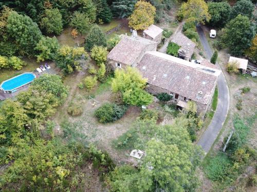 an aerial view of a house with a swimming pool at gîte Lo Jaç de Foart 10 pers. in Bosas