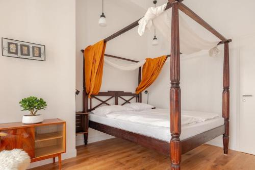 Säng eller sängar i ett rum på Tolles Apartment im Helmholz-Kiez Prenzlauer Berg