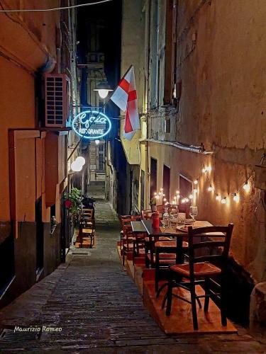 an alley with tables and chairs in an alley at Il Piccolo Giustiniani 20 in Genova