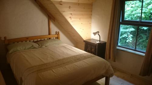 Un pat sau paturi într-o cameră la In The Woods