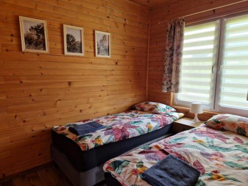 Postel nebo postele na pokoji v ubytování Domek w Krzewinie