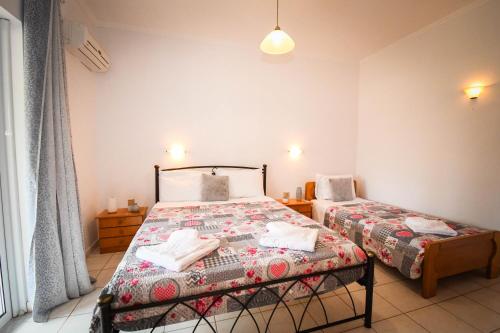 1 dormitorio con 2 camas en una habitación en Varvarigos Village, en Zakynthos