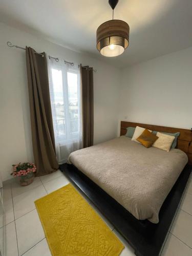 - une chambre avec un lit et un tapis jaune dans l'établissement Maison entière Redessan, à Redessan