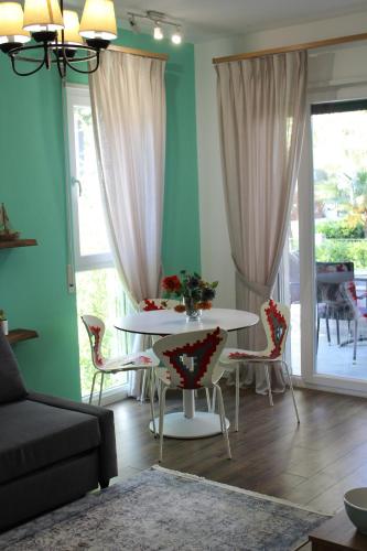 - un salon avec une table et des chaises dans l'établissement Vala Mar Apartament, à Durrës