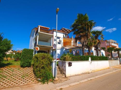 uma casa do lado da rua em Ferienwohnung für 4 Personen ca 45 qm in Fažana, Istrien Istrische Riviera - b55457 em Fažana