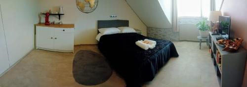 เตียงในห้องที่ La Colmena Bed & Breakfast