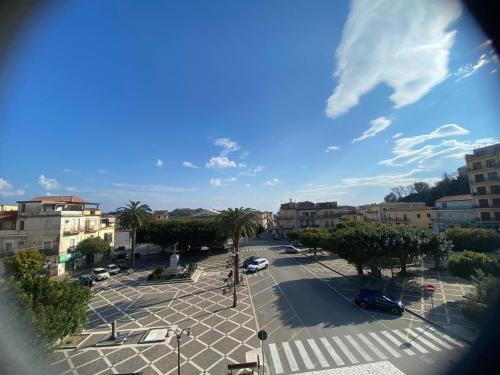 vistas a una calle de la ciudad con palmeras y edificios en B&B Albergo Centrale Gioiosa Ionica, en Gioiosa Ionica