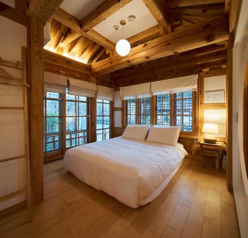 Kama o mga kama sa kuwarto sa Luxury hanok with private bathtub - SN01