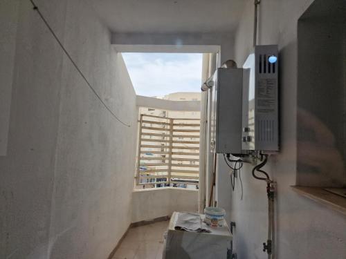 Habitación con ventana con vistas a un edificio en Tom II Expresse Médical en Túnez