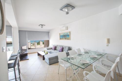 sala de estar con mesa y sofá en Ferienwohnung für 7 Personen ca 90 qm in Protaras, Südküste von Zypern en Protaras