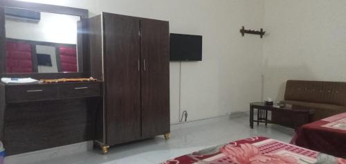 - un salon avec une grande armoire dans l'établissement Decent Palace, à Lahore