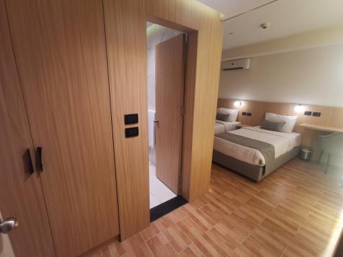Ένα ή περισσότερα κρεβάτια σε δωμάτιο στο Green Plaza Inn '''Business &Families Only'''