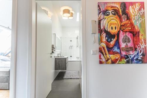 pasillo con baño con una pintura en la pared en Luxury 2BR and 1LR Apartment with Balcony - 9 min to Center, en Viena