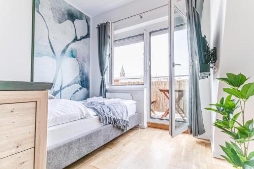 Un dormitorio con una cama y una ventana grande. en Luxury 2BR and 1LR Apartment with Balcony - 9 min to Center, en Viena