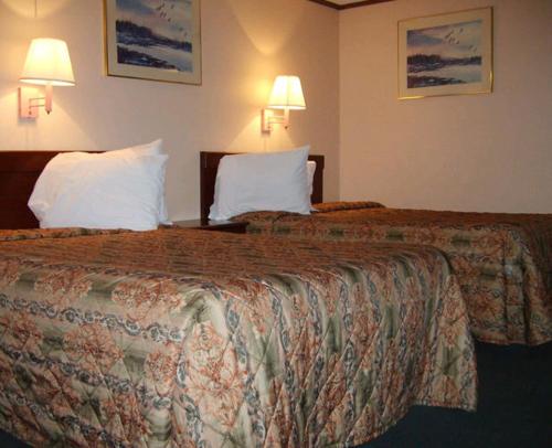 Postel nebo postele na pokoji v ubytování Budgetel Inn & Suites