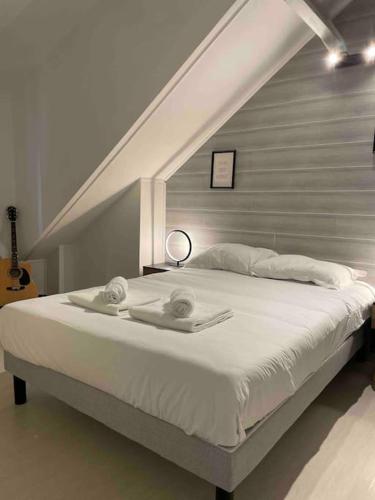 un lit avec deux serviettes dessus dans une chambre dans l'établissement Superbe Appart entier au pied de la Gare RER, à 15 min de Paris & Orly, à Juvisy-sur-Orge