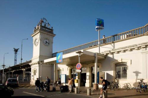 a building with a clock tower on top of it at Superbe Appart entier au pied de la Gare RER, à 15 min de Paris & Orly in Juvisy-sur-Orge