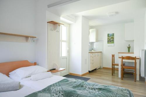 Ένα ή περισσότερα κρεβάτια σε δωμάτιο στο Apartma pri Bizjaku