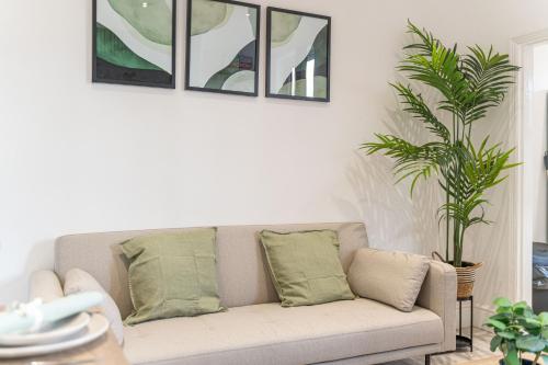 Χώρος καθιστικού στο City Centre, Free Parking and Sleeps 8