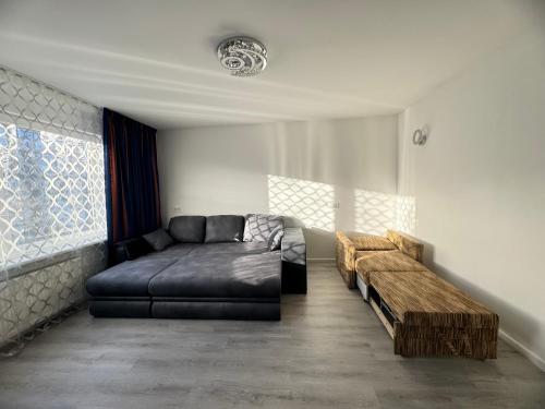 sala de estar con sofá de cuero negro y ventana en Quiet, well located, Riga Apartment, en Riga