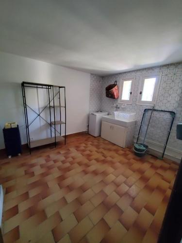Cette chambre vide est dotée de parquet et de 2 fenêtres. dans l'établissement Villa Uzès, à Uzès