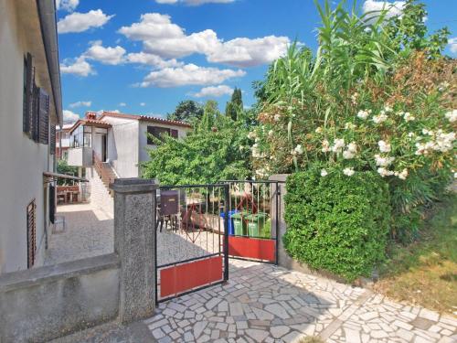 une porte menant à une maison avec un jardin dans l'établissement Ferienwohnung für 4 Personen ca 45 qm in Premantura, Istrien Istrische Riviera, à Premantura