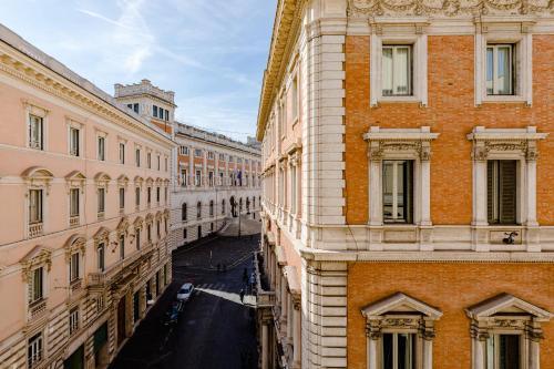 羅馬的住宿－Antica Residenza Del Corso，两栋建筑之间小巷的景色
