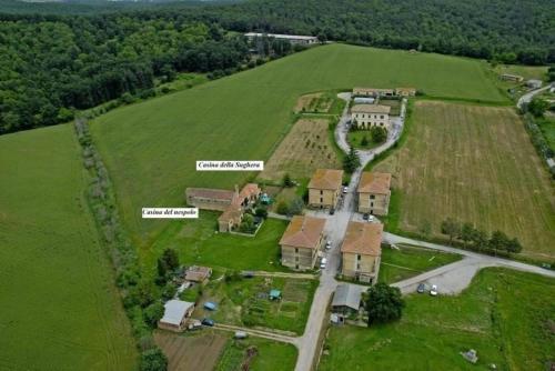 een luchtfoto van een huis in een veld bij Ferienwohnung für 5 Personen ca 70 qm in Paganico, Toskana Maremma in Paganico