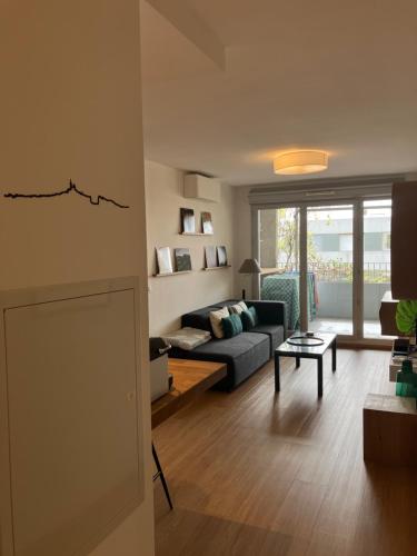 un salon avec un canapé et une table dans l'établissement Marseille super appartement Longchamp, à Marseille