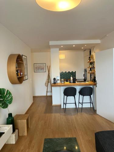 - une cuisine et un salon avec 2 chaises et un comptoir dans l'établissement Marseille super appartement Longchamp, à Marseille
