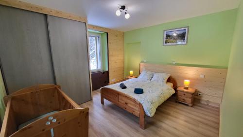 - une chambre avec un lit et 2 bougies sur les tables dans l'établissement Le Bouquetin, à Entremont