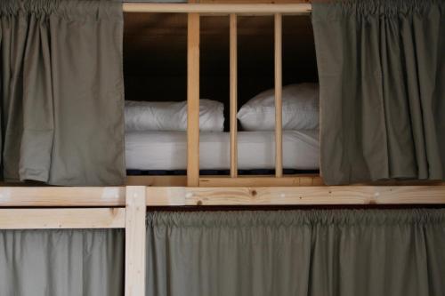 Marilyn - Glamping im Mercedes DüDo auf Camping Seeblick客房内的一张或多张床位