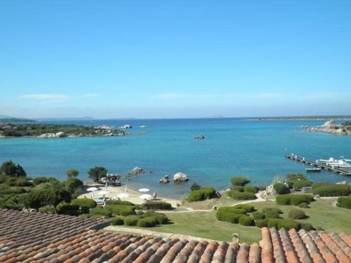 vistas al océano desde un edificio en Ferienwohnung für 4 Personen ca 70 qm in Marinella, Sardinien Gallura, en Marinella
